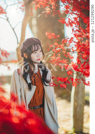 紅葉狩りをしているベレー帽を被った若い女性 紅葉狩りをしているベレー帽を被った若い女性 121299290