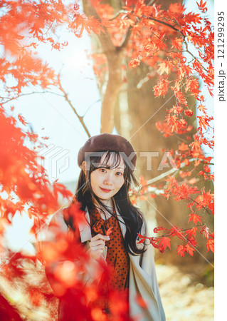 紅葉狩りをしているベレー帽を被った若い女性 紅葉狩りをしているベレー帽を被った若い女性 121299295