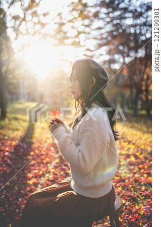 紅葉狩りをしているベレー帽を被った若い女性 紅葉狩りをしているベレー帽を被った若い女性 121299301