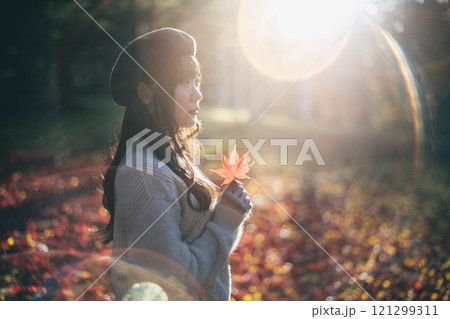 紅葉狩りをしているベレー帽を被った若い女性 紅葉狩りをしているベレー帽を被った若い女性 121299311