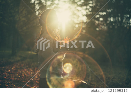 紅葉狩りをしているベレー帽を被った若い女性 121299315