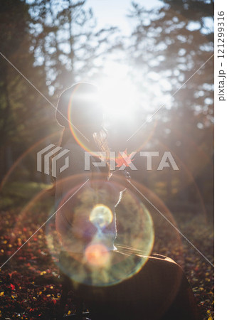 紅葉狩りをしているベレー帽を被った若い女性 121299316