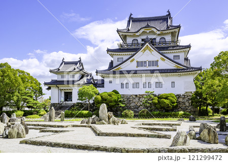 美しい岸和田城天守閣と八陣の庭（大阪府岸和田市） 121299472