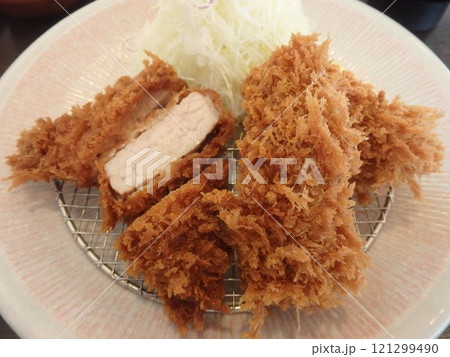 とんかつチェーン店で食べる「かきフライとロースかつ定食」 とんかつチェーン店で食べる「かきフライとロースかつ定食」 121299490