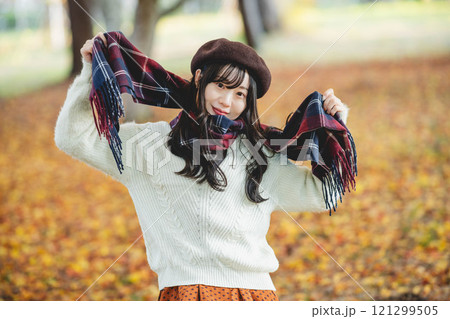 秋の公演とマフラーをした若い女性 秋の公演とマフラーをした若い女性 121299505