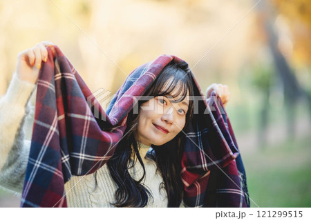 秋の公演とマフラーをした若い女性 121299515