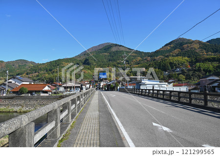 【島根県/津和野町】津和野城下から見る青野山 【島根県/津和野町】津和野城下から見る青野山 121299565