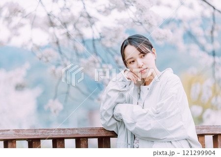 桜の花と若い女性 桜の花と若い女性 121299904