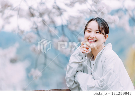 桜の花と若い女性 桜の花と若い女性 121299943