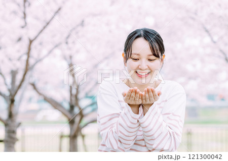 桜の花と若い女性 121300042