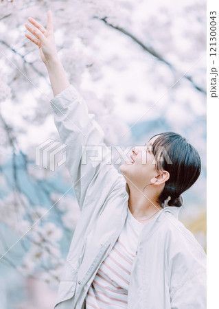 桜の花と若い女性 121300043