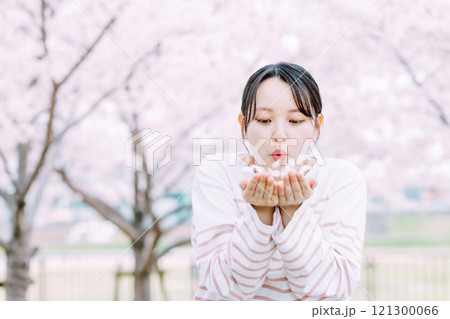 桜の花びらを吹く若い女性 桜の花びらを吹く若い女性 121300066