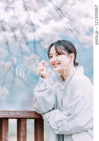 桜の花と若い女性 121300067