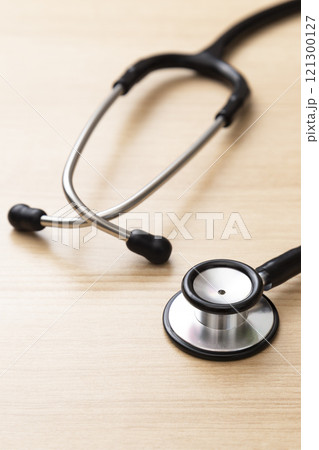 机に置かれた聴診器 机に置かれた聴診器 121300127
