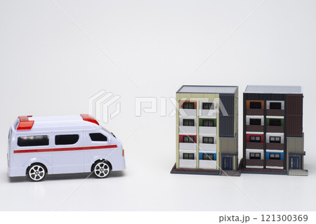 ワンルームマンションに駆け付ける救急車 121300369