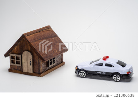 住宅に駆け付けるパトカーのイメージ 住宅に駆け付けるパトカーのイメージ 121300539