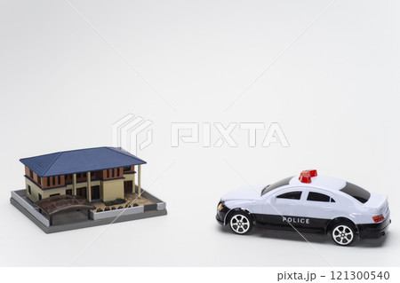 住宅に駆け付けるパトカーのイメージ 住宅に駆け付けるパトカーのイメージ 121300540