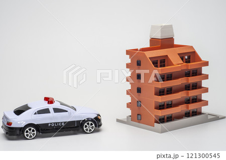 マンションに駆け付けるパトカー 121300545