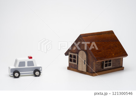 住宅に駆け付けるパトカー 住宅に駆け付けるパトカー 121300546