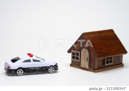住宅に駆け付けるパトカー 121300547