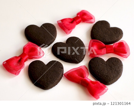 ハートのクッキーとリボン 121301164
