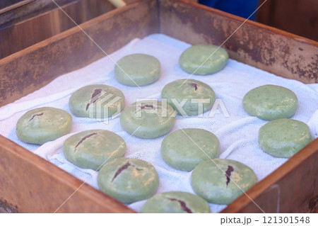 店頭で蒸されている草まんじゅう 121301548
