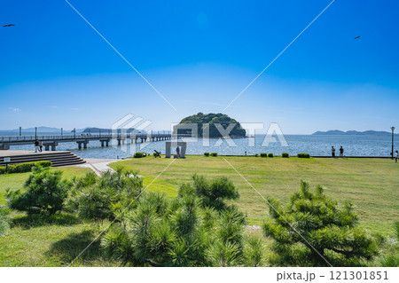蒲郡市の竹島園地と竹島橋と竹島の風景(愛知県) 蒲郡市の竹島園地と竹島橋と竹島の風景(愛知県) 121301851