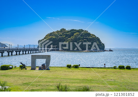 蒲郡市の竹島園地と竹島橋と竹島の風景(愛知県) 蒲郡市の竹島園地と竹島橋と竹島の風景(愛知県) 121301852