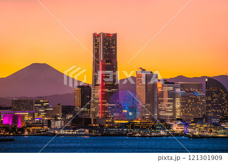 日本の横浜都市景観 ヨルノヨ2024・みなとみらいや桜木町駅方向…ランドマークが赤く染まる…=8日 日本の横浜都市景観 ヨルノヨ2024・みなとみらいや桜木町駅方向…ランドマークが赤く染まる…=8日 121301909