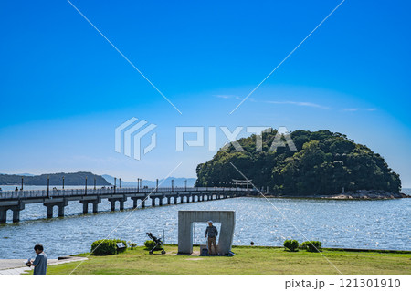 蒲郡市の竹島園地と竹島橋と竹島の風景(愛知県) 121301910
