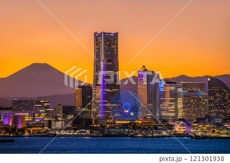 日本の横浜都市景観 ヨルノヨ2024・みなとみらいや桜木町駅方向…ランドマークが紫色に染まる…=8日 日本の横浜都市景観 ヨルノヨ2024・みなとみらいや桜木町駅方向…ランドマークが紫色に染まる…=8日 121301938