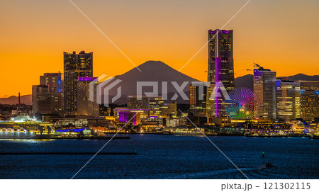 日本の横浜都市景観 ヨルノヨ2024・みなとみらいや桜木町駅方向…ランドマークが紫色に染まる…=8日 日本の横浜都市景観 ヨルノヨ2024・みなとみらいや桜木町駅方向…ランドマークが紫色に染まる…=8日 121302115