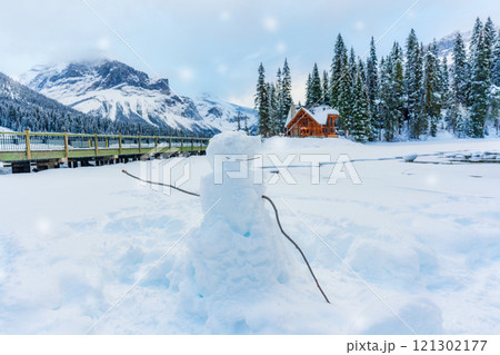Snowman on Emerald Lake with cozy lodge and snow covered pine forest at Yoho national park, Canada 121302177