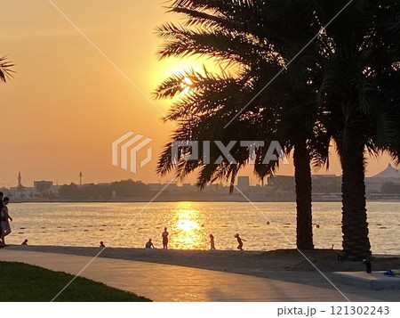 海辺に沈む夕陽 121302243