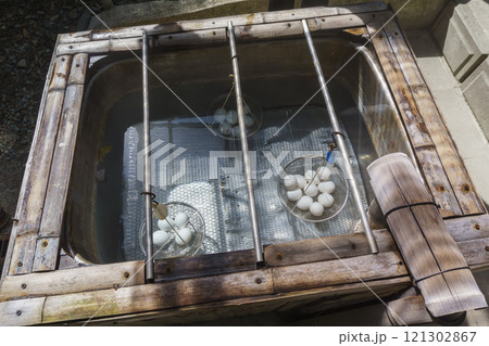 鬼首かんけつ泉で温泉卵作りMaking eggs in the hot springs 121302867