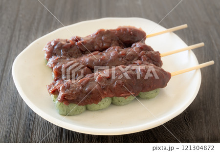 粒餡がのったよもぎ団子3本　和菓子 121304872
