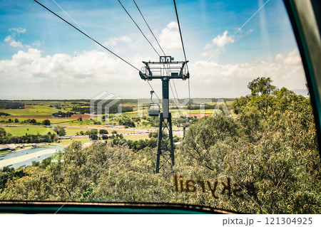 「オーストラリア・ケアンズのスカイレールと広大な緑の風景」 121304925