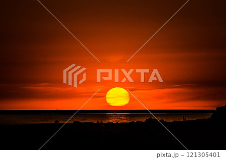 Beautiful sunset on the beach of Conil de la Frontera, Cadiz 121305401