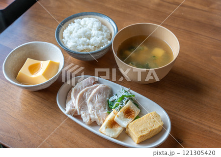 健康的でバランスの良い朝食 健康的でバランスの良い朝食 121305420