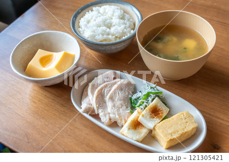 健康的でバランスの良い朝食 健康的でバランスの良い朝食 121305421
