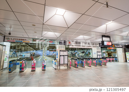 【蒲田駅】早朝の人が少ない改札口 【蒲田駅】早朝の人が少ない改札口 121305497