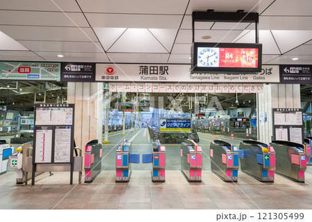 【蒲田駅】早朝の人が少ない改札口 【蒲田駅】早朝の人が少ない改札口 121305499