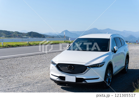 白いSUVタイプの乗用車 121305517