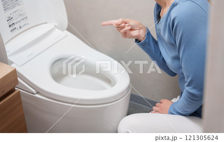 トイレのトラブルに悩むミドル女性 121305624