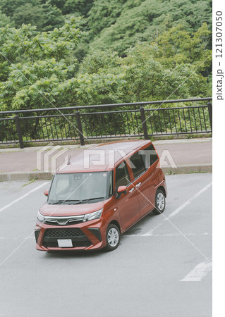 パーキングに車をバック駐車する女性 121307050