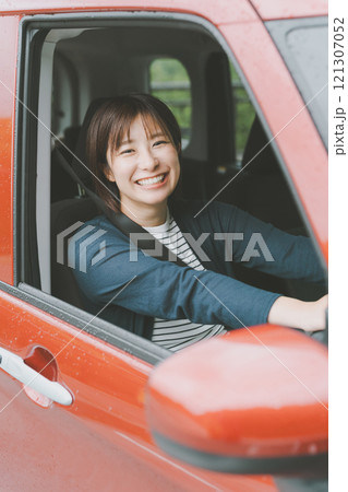 車の運転をする若い女性 121307052