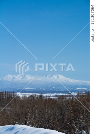 冬の晴れた青空と雪山　大雪山 121307064