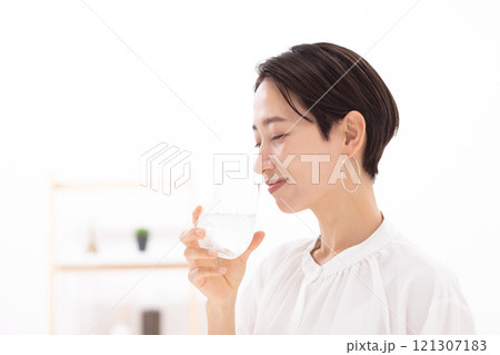 炭酸ドリンクを飲む女性のイメージ (写真素材) 炭酸ドリンクを飲む女性のイメージ (写真素材) 121307183