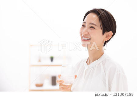 炭酸ドリンクを飲む女性のイメージ (写真素材) 炭酸ドリンクを飲む女性のイメージ (写真素材) 121307189