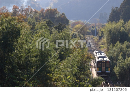 廃止が決まった久留里線の末端区間に最後の晩秋 121307206